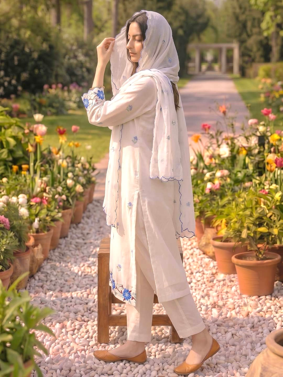WHITE CHANDERI SUIT SET WITH EMBROIDERY AND ORGANZA DUPATTA