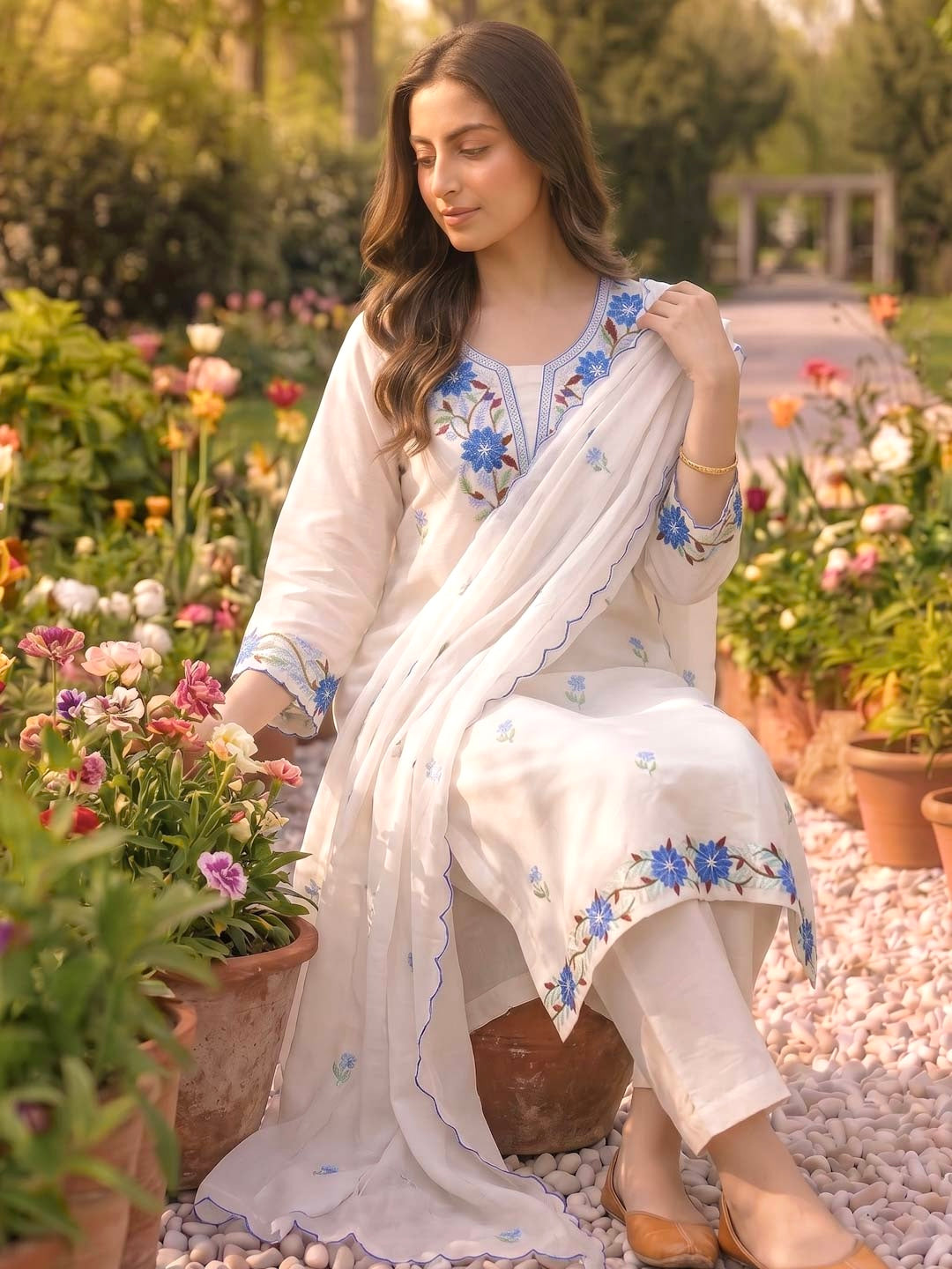 WHITE CHANDERI SUIT SET WITH EMBROIDERY AND ORGANZA DUPATTA
