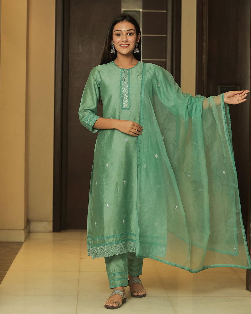 GREEN CHANDERI SUIT SET WITH EMBROIDERY