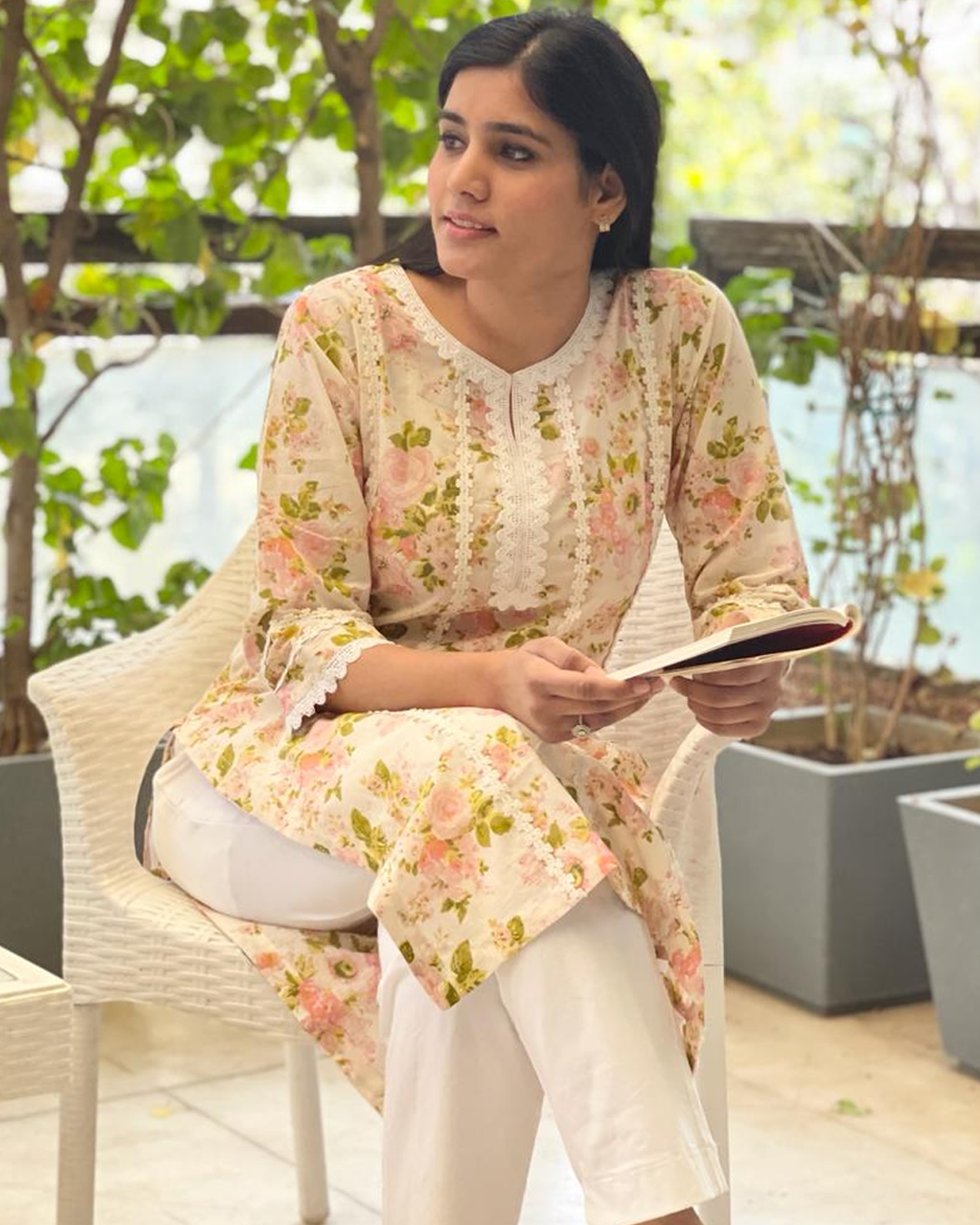 White Floral Print W Ladies Kurtis WHITE FLORAL COTTON KURTA WITH