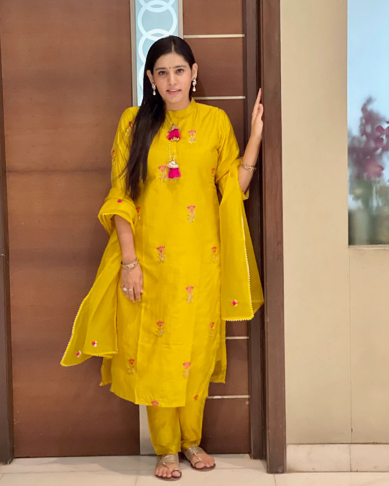 YELLOW MUSLIN SUIT SET WITH TASSELS