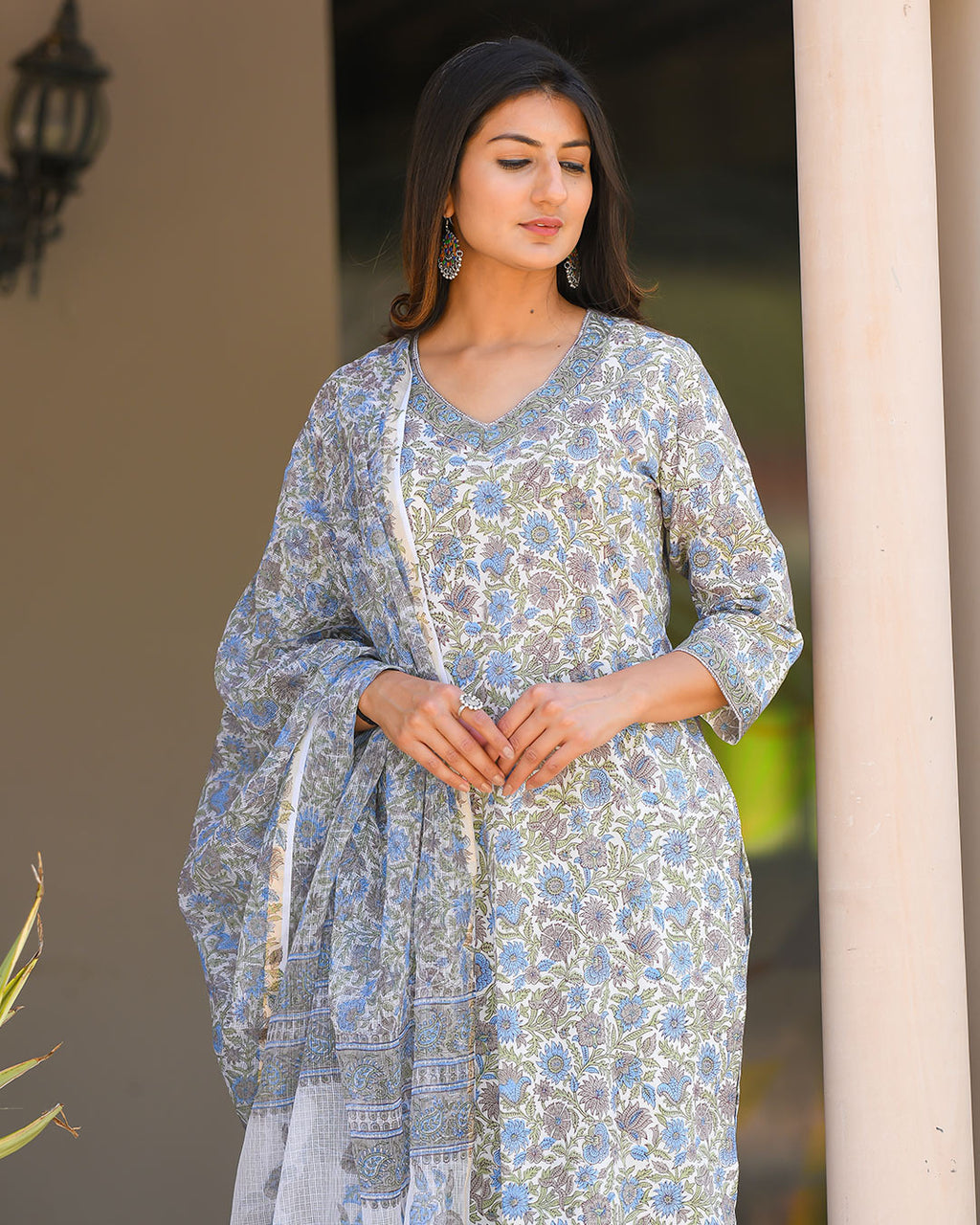 WHITE FLOWER PRINT HANDBLOCK SUIT SET